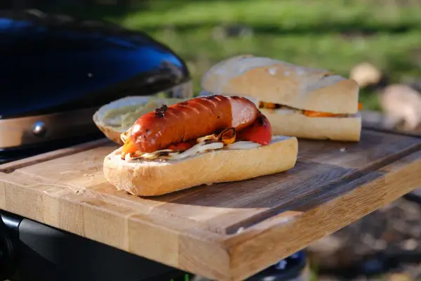 Kiełbasa z grilla - soczysta i chrupiąca? Sprawdź, jak!