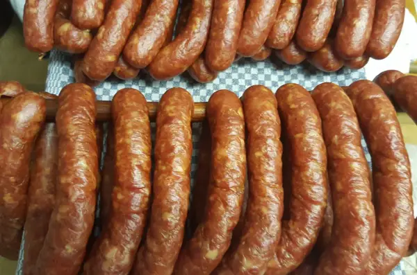 Swojska kiełbasa jak zrobić – prosta receptura na domową kiełbasę