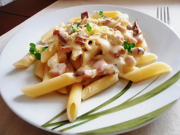 Szybkie i proste przepisy na makaron penne z sosem, które zachwycą