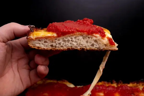 Pizza w stylu Detroit - Jak upiec ją idealnie w zwykłym piekarniku?