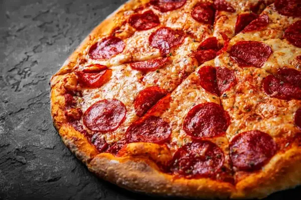 Pomysły na dodatki do pizzy z salami, które zaskoczą Twoje kubki smakowe