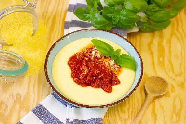 Polenta bez grudek - Jak ugotować idealną bazę do dań bez mięsa?