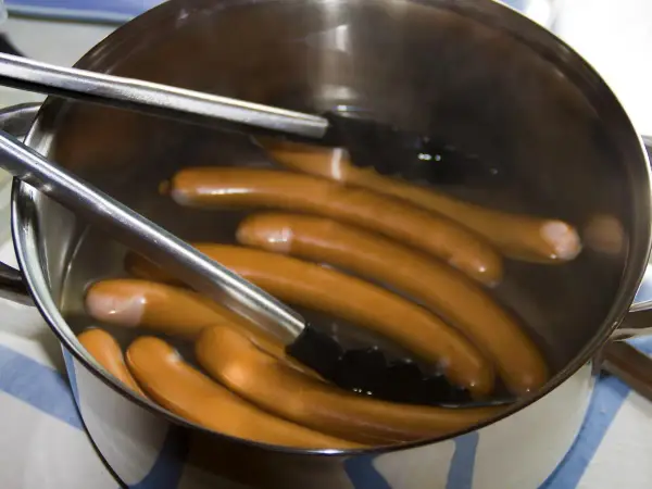 Jak gotować parówki, żeby nie pękały? Idealne w 5 minut!