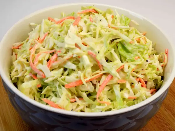 Coleslaw idealny - przepis na kremową surówkę z kapusty