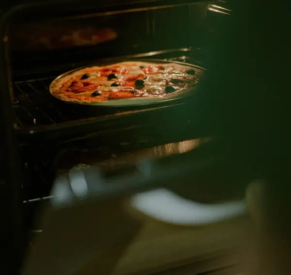 Jak piec pizzę w domu: proste triki na idealne ciasto i smaki