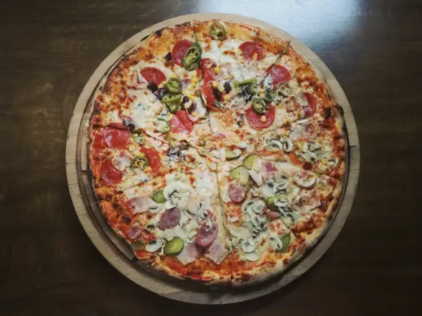 Ile kalorii ma pizza 30 cm? Zaskakujące różnice w kaloryczności
