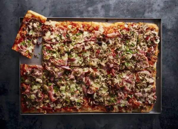 Najlepsza domowa pizza - Jak zrobić idealne ciasto i chrupiący spód?