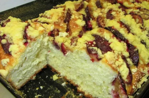 Puszyste ciasto drożdżowe z owocami - Jak uniknąć zakalca?