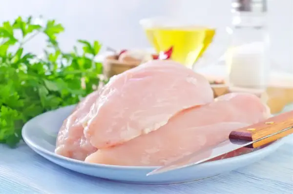 Ile waży pierś z kurczaka? Porcje surowe i po obróbce