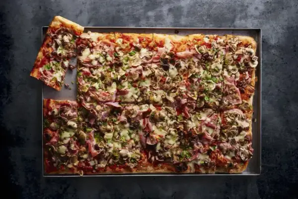 Pizza na dużej blasze - Sekrety idealnego ciasta i pieczenia