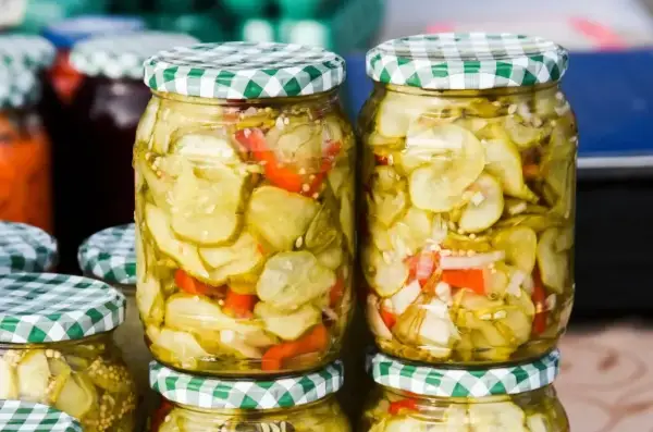 Jak się robi sałatkę szwedzką – prosty przepis na wyjątkowy smak