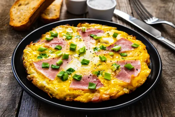 Omlet z szynką i serem - Jak zrobić, żeby zawsze był puszysty?
