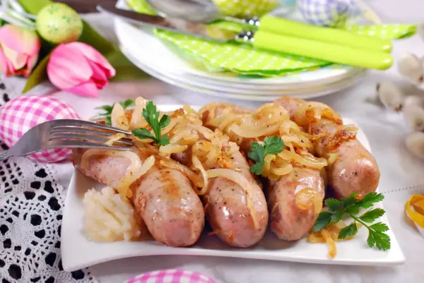 Biała kiełbasa pieczona z cebulą - Soczysta i bez pękania!