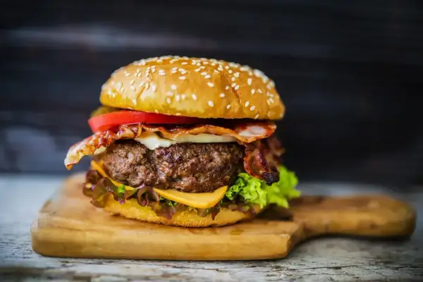 Jak przyprawić mięso na burgery? Sekret soczystości!