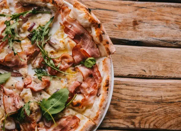 Pizza carbonara - Jak zrobić idealnie kremowy sos i chrupiący spód?