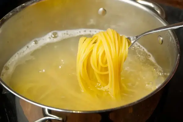 Makaron spaghetti surowy kcal – ile naprawdę ma kalorii?