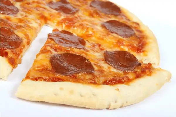 Ile waży pizza 30 cm? Zaskakujące różnice w wadze i dodatkach