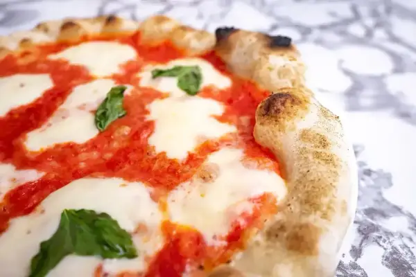 Pizza margherita - jak uniknąć błędów i upiec ideał w domu?
