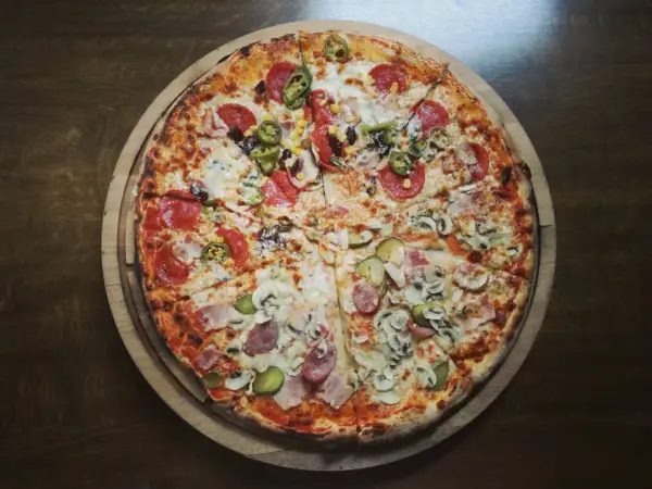 Ile kalorii ma pizza? Prawda o porcjach i rozsądnym jedzeniu