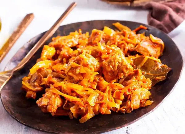 Bigos z kiszonej kapusty - Przepis krok po kroku i triki na smak