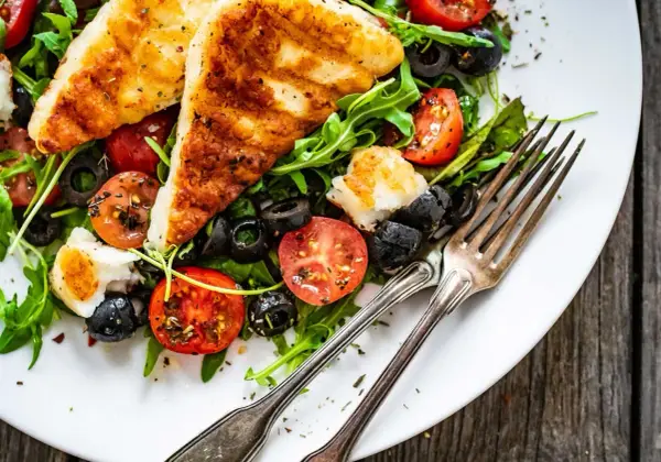 Sałatka z halloumi - przepis, który zawsze się udaje