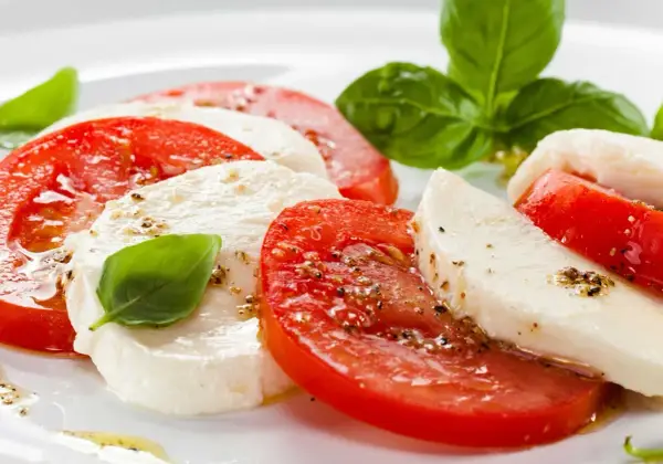 Mozzarella z pomidorami - Jak zrobić idealne caprese?