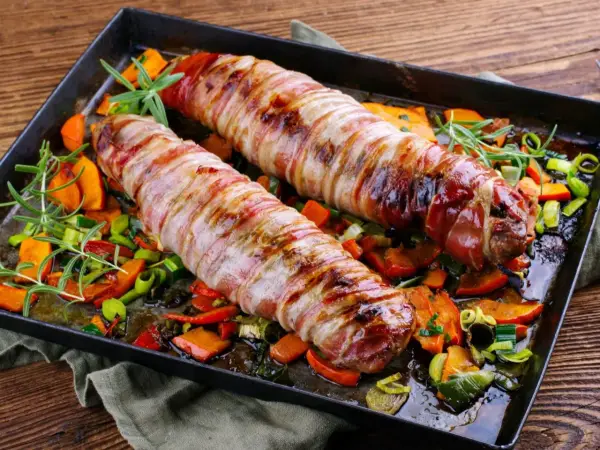 Polędwiczki w boczku z pieczarkami - Soczysty przepis krok po kroku