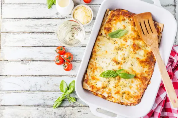 Lasagne z mięsem i beszamelem - przepis na idealne warstwy