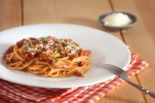 Ile kalorii ma spaghetti z mięsem mielonym? Sprawdź, co musisz wiedzieć