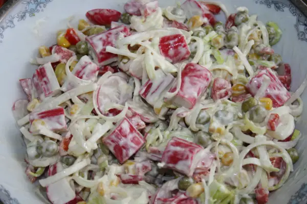 Sałatka z surimi - przepis, który zawsze się udaje!