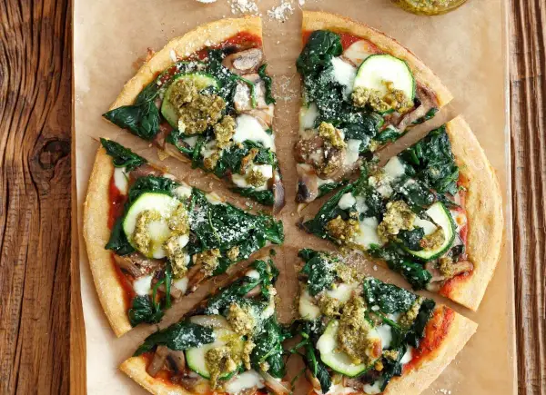 Domowa pizza ze szpinakiem - Jak uniknąć błędów i wodnistego spodu?