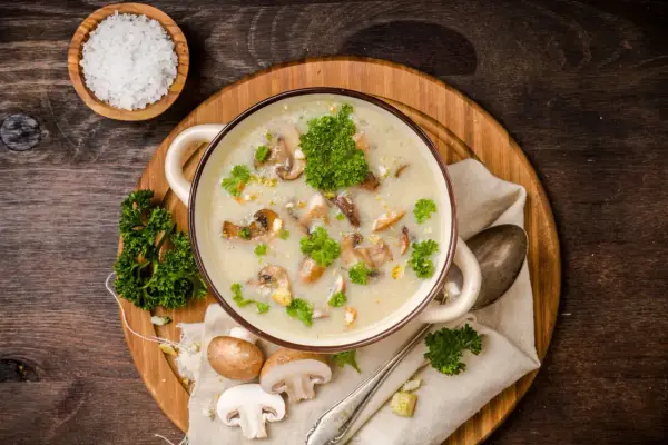 Ile kalorii ma zupa grzybowa? Sprawdź, co musisz wiedzieć