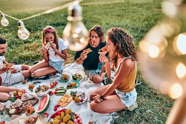 Co jeść latem? Uniwersalne pomysły na lekki obiad lub lunch